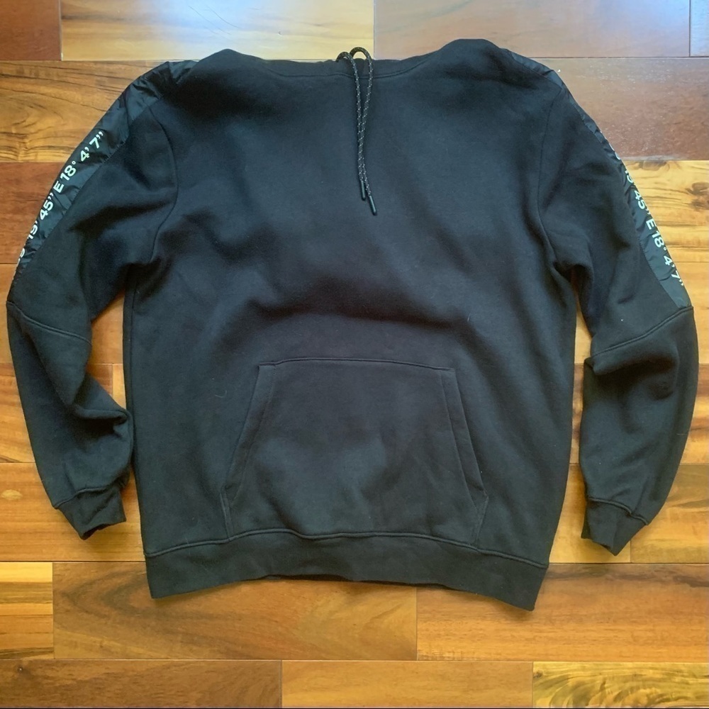 H&M Shoulder GPS panel sweatshirt